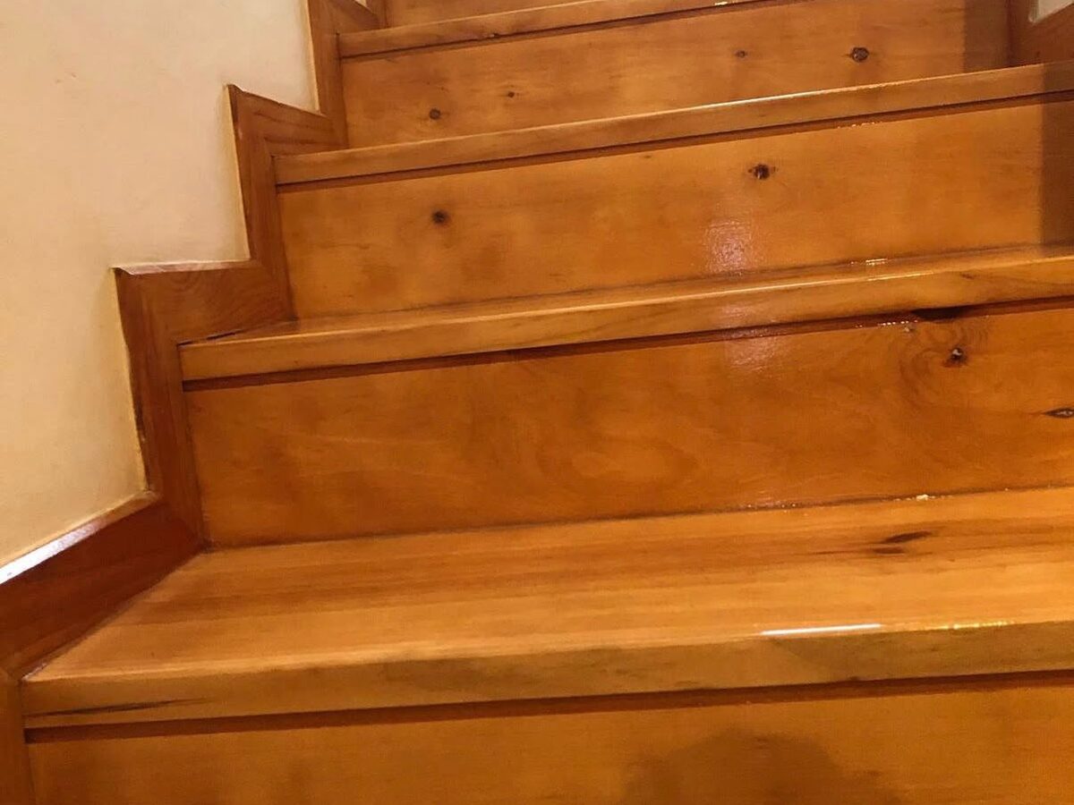 Escalera con el barniz antiguo desgastado por el uso