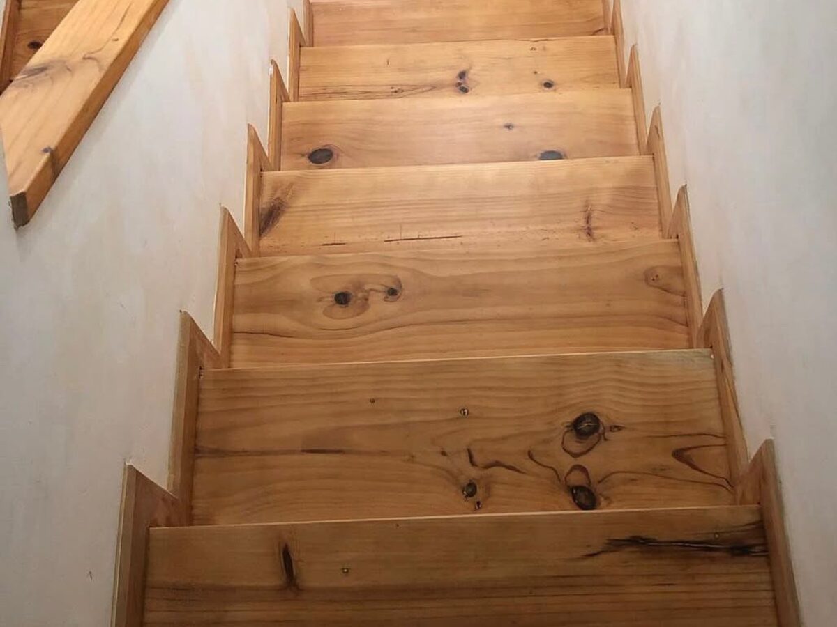 Escalera renovada con acabado natural